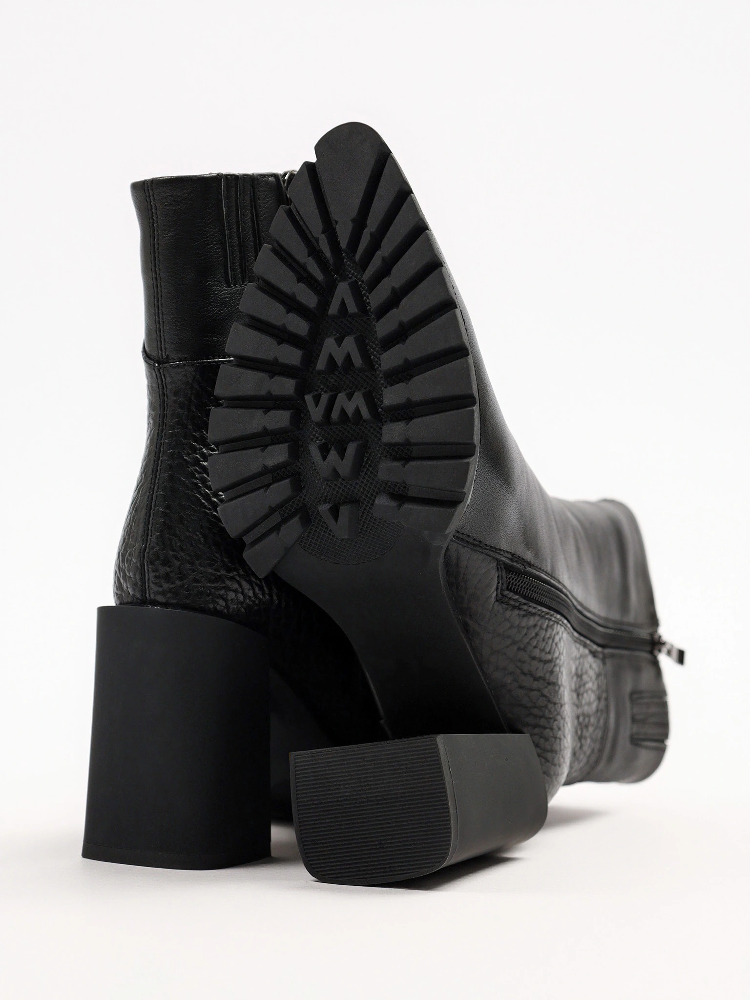 Ботильоны черного цвета на высоком каблуке